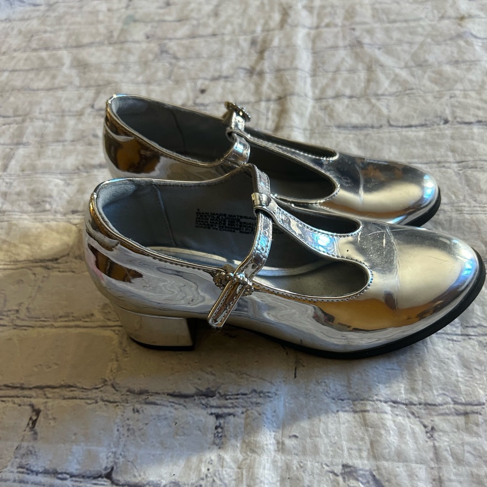 ART CLASS GIRLS SILVER LOW HEEL MARYJANES SIZE 1 SHINY DRESSY PARTY CHURCH STYLE